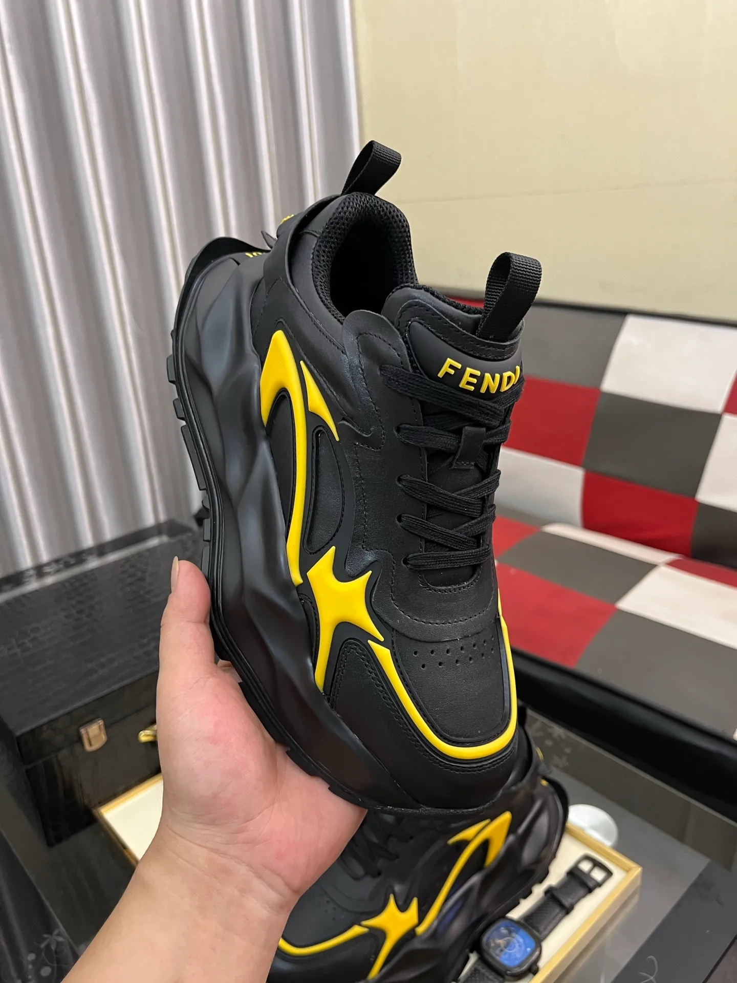 Men's Men's Shoes💰580⌚️⌚️[fendi] Fendi's classic and comfortable men's, this complex sneaker is made of soft calfskin➕genuine leather lining➕original ultra-light rubber material with rough outsole. This unique light style is suitable for the casual and refined sensibility of this season. It is comfortable and natural on the feet. It is an everyday style for casual travel in autumn and winter! 38-446️⃣colors available
